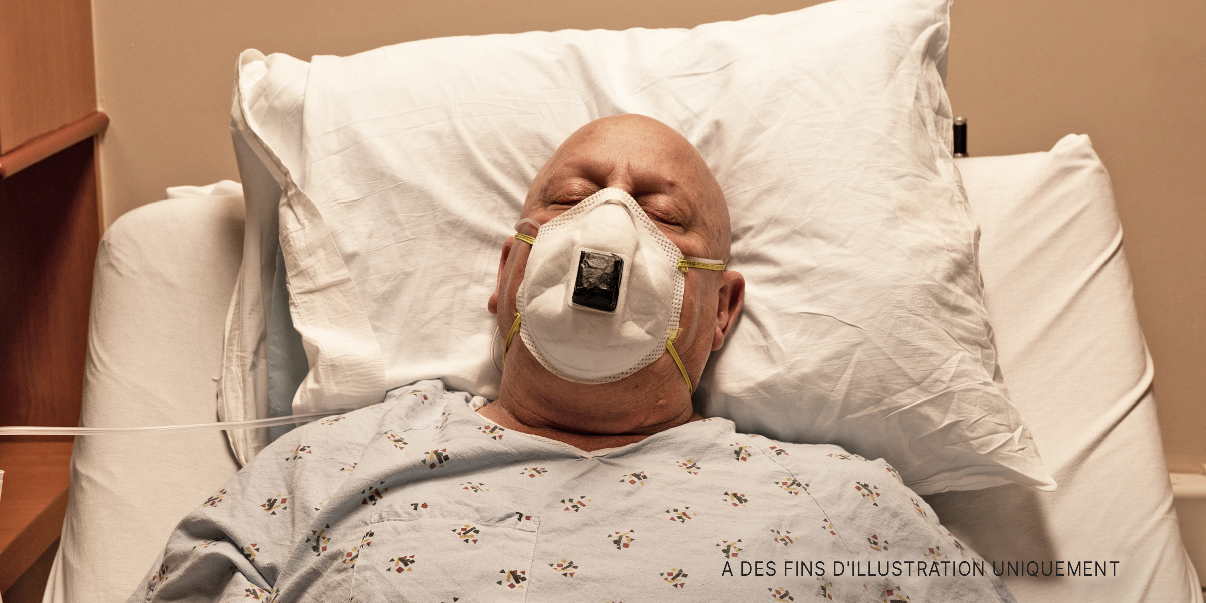 Un homme dormant avec un respirateur. | Source : Shutterstock