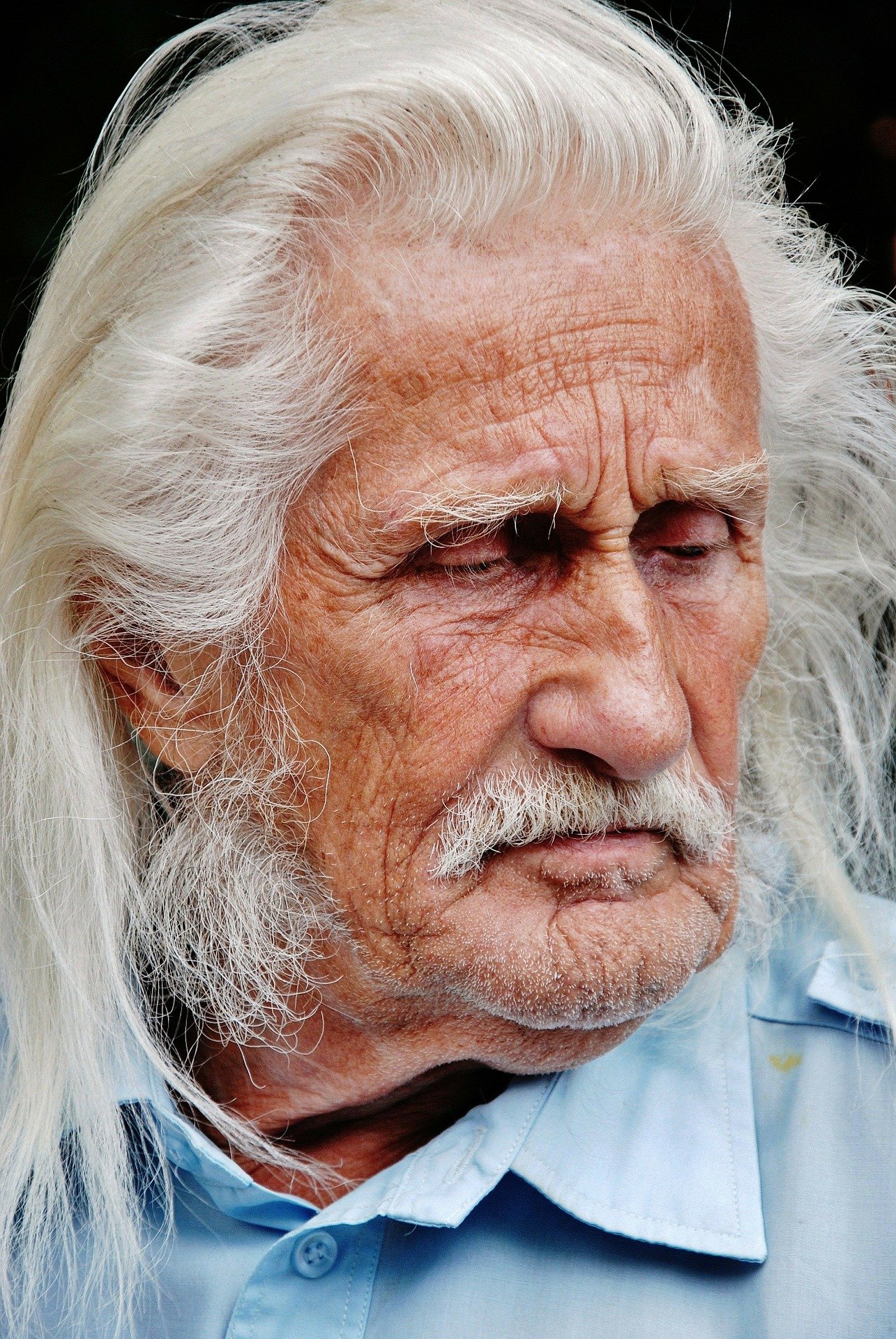 An old man with a sad expression on his face | Photo: Pixabay/GLady