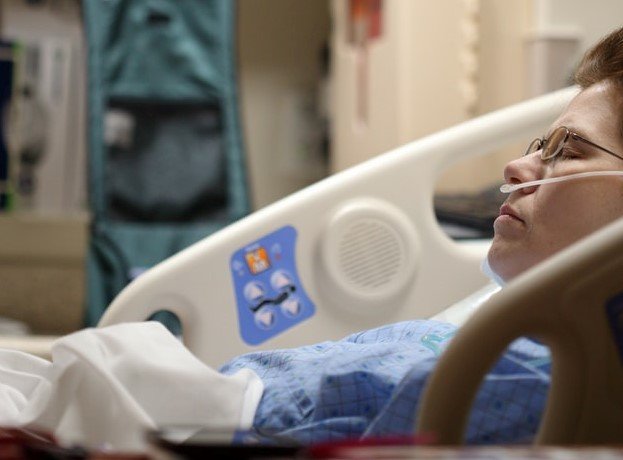 Una mujer reposa en una cama de hospital. | Foto: Unsplash