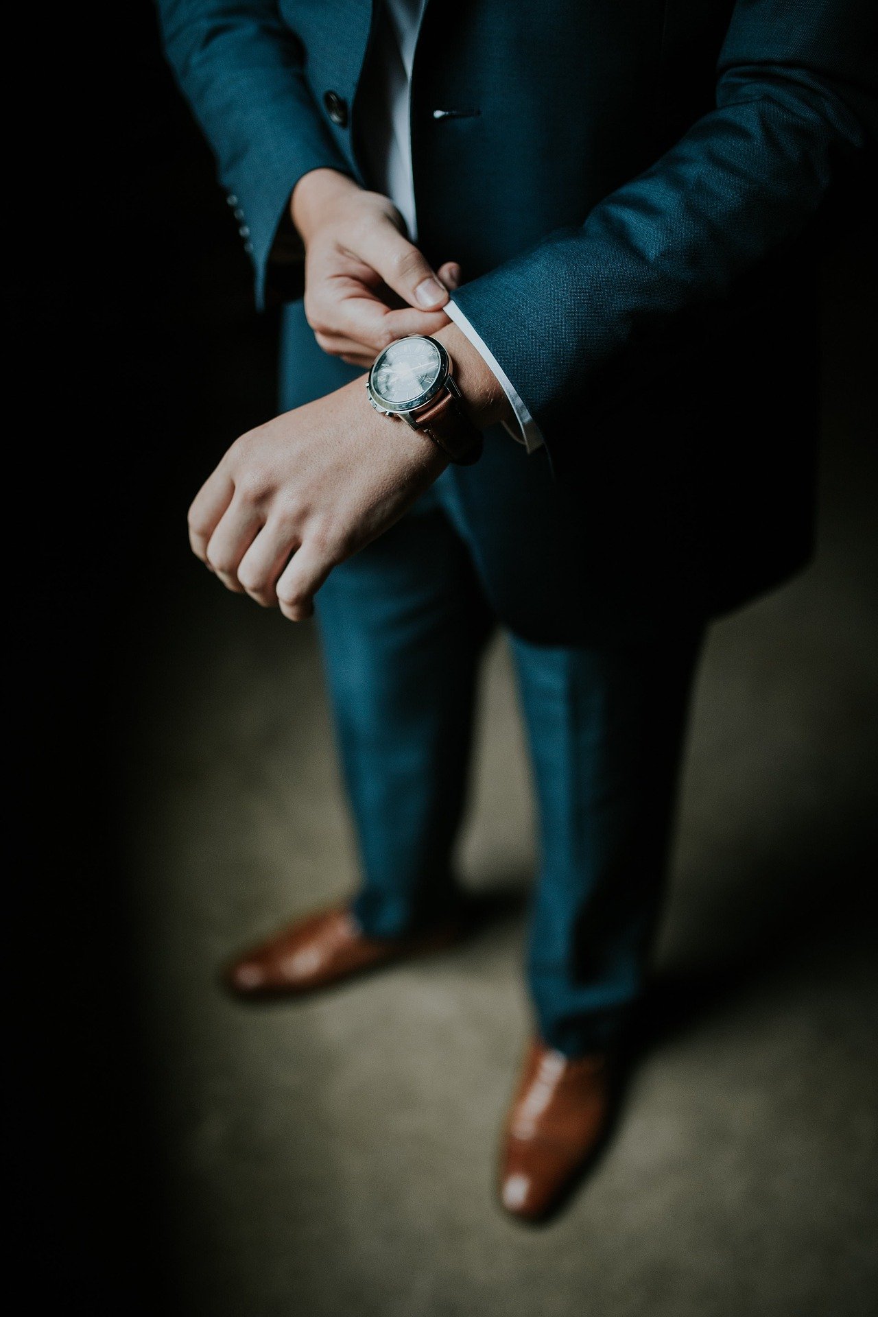 Un homme en tenue correcte avec une montre au poignet. | Photo : Pixabay