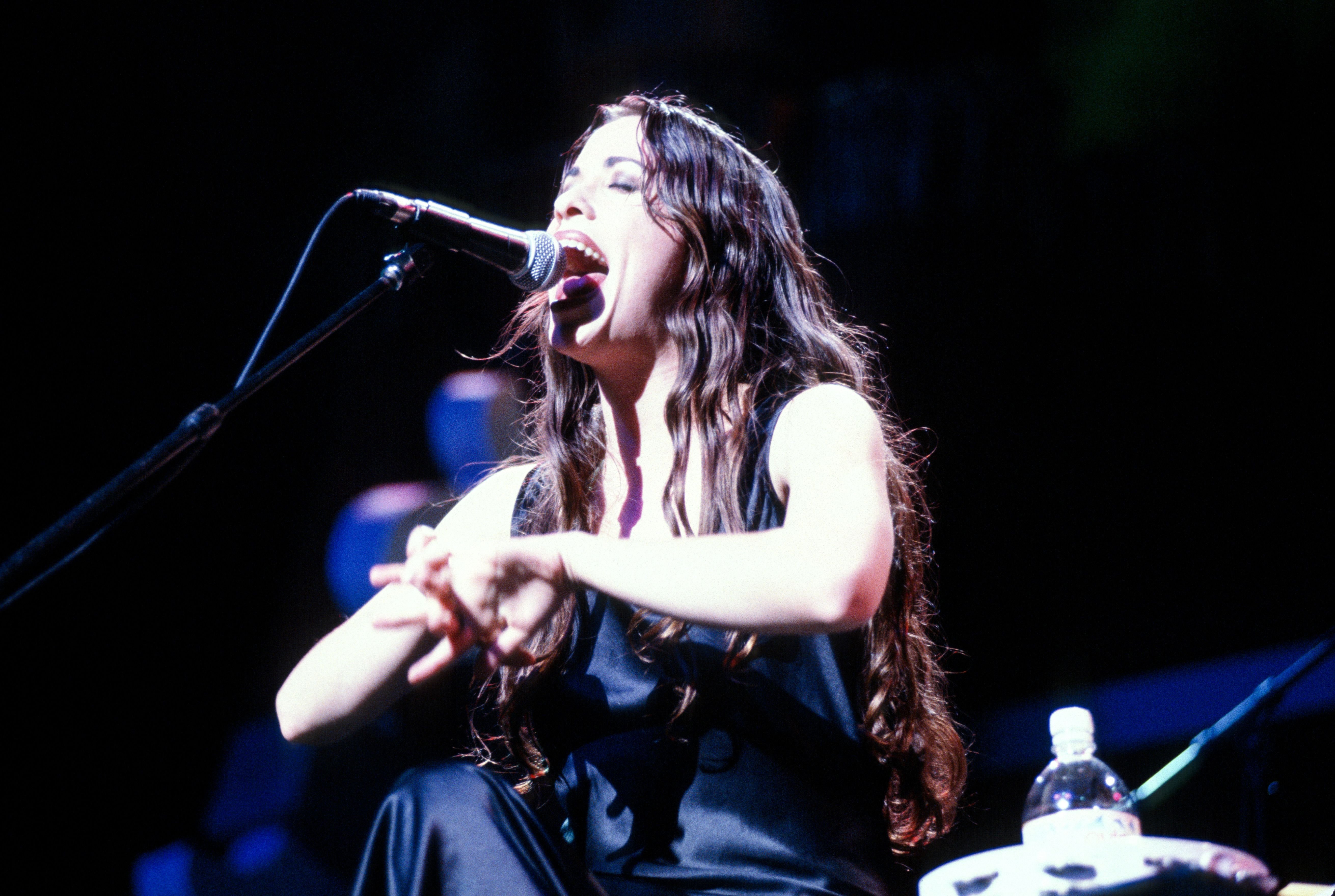 Singer/ songwriter Alanis Morissette onstage circa 1995 | Source: Getty Images