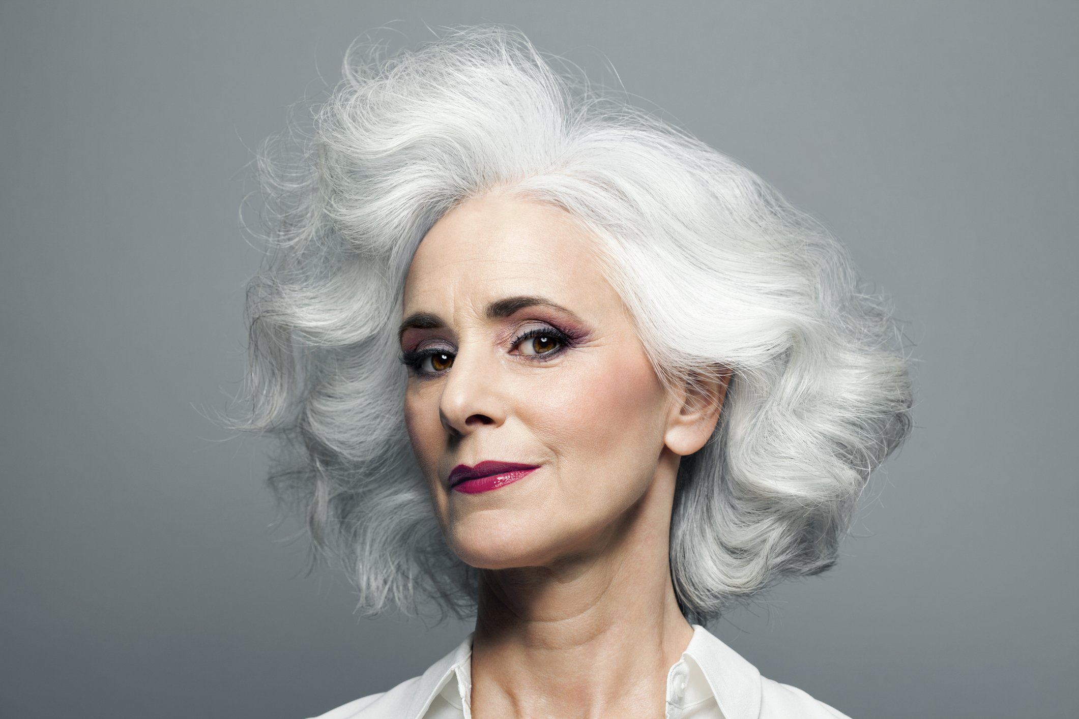 Femme d'âge mûr avec des cheveux gris, mi-longs. | Photo : Getty Images