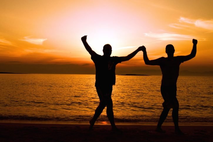 Pareja bailando en la playa.| Imagen: Pixnio Pareja bailando en la playa.| Imagen: Pixnio