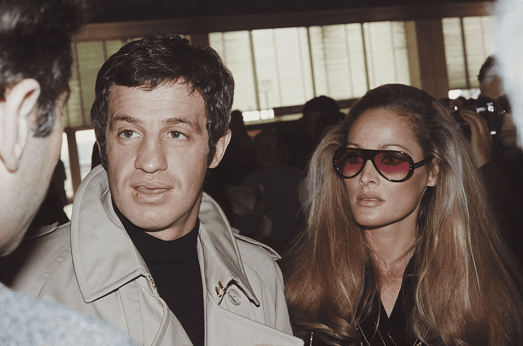 L'acteur français Jean-Paul Belmondo avec sa partenaire, l'actrice Ursula Andress à l'aéroport d'Orly près de Paris, le 29 novembre 1968. | Photo : Getty Images L'acteur français Jean-Paul Belmondo avec sa partenaire, l'actrice Ursula Andress à l'aéroport d'Orly près de Paris, le 29 novembre 1968. | Photo : Getty Images