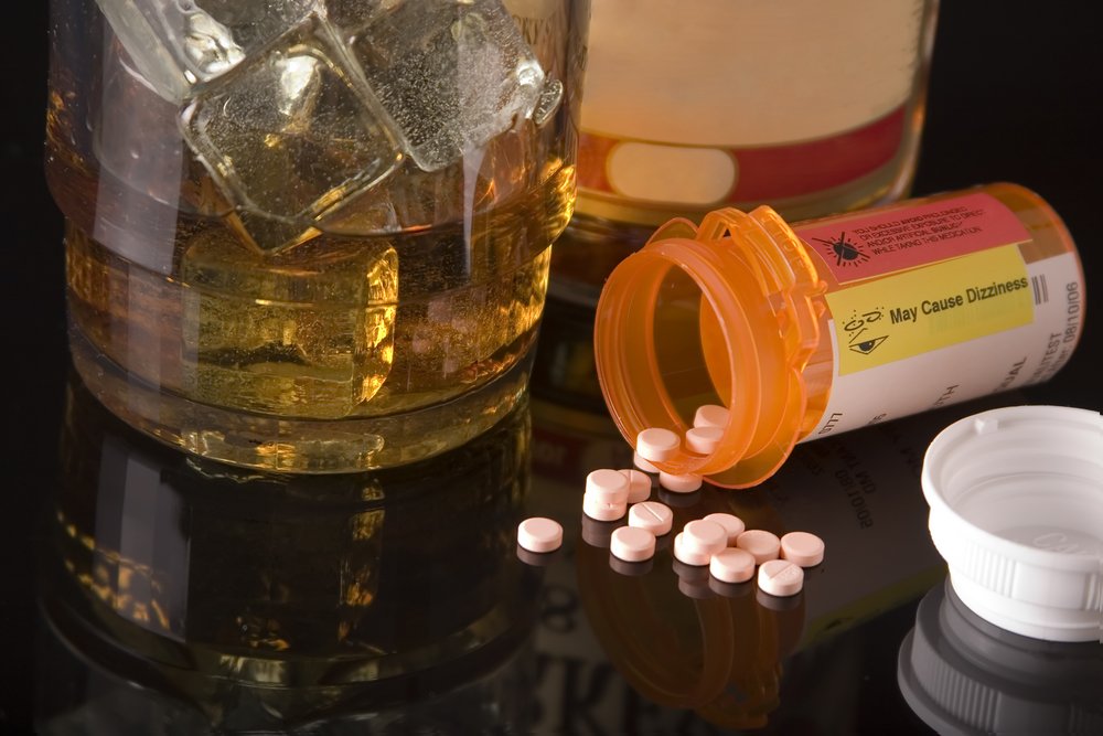 Image de drogues et d'un verre d'alcool sur une table. | Shutterstock
