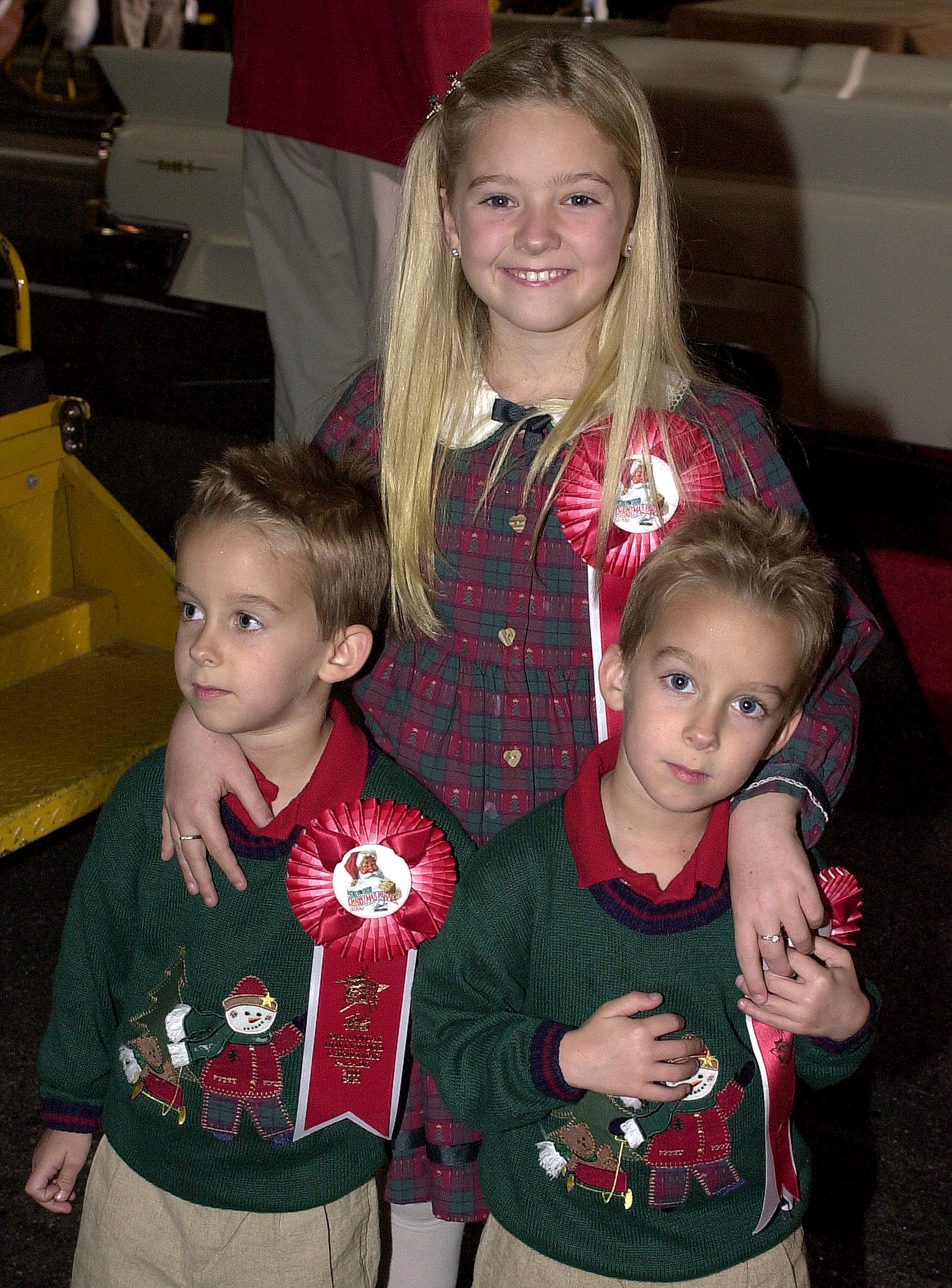 "Everybody Loves Raymond" cast members Madylin, Sawyer, and Sullivan Sweeten arrive at the Hollywood Christmas Parade, November 26, 2000 in Hollywood, CA. | Source: Getty Images