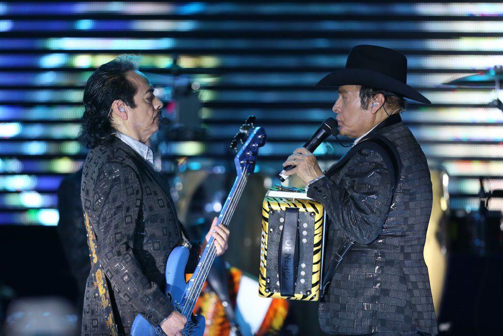 Hernán Hernández y Jorge Hernández durante un show en vivo en el marco de la gira “USA Tour 2019”.| Fuente: Getty Images