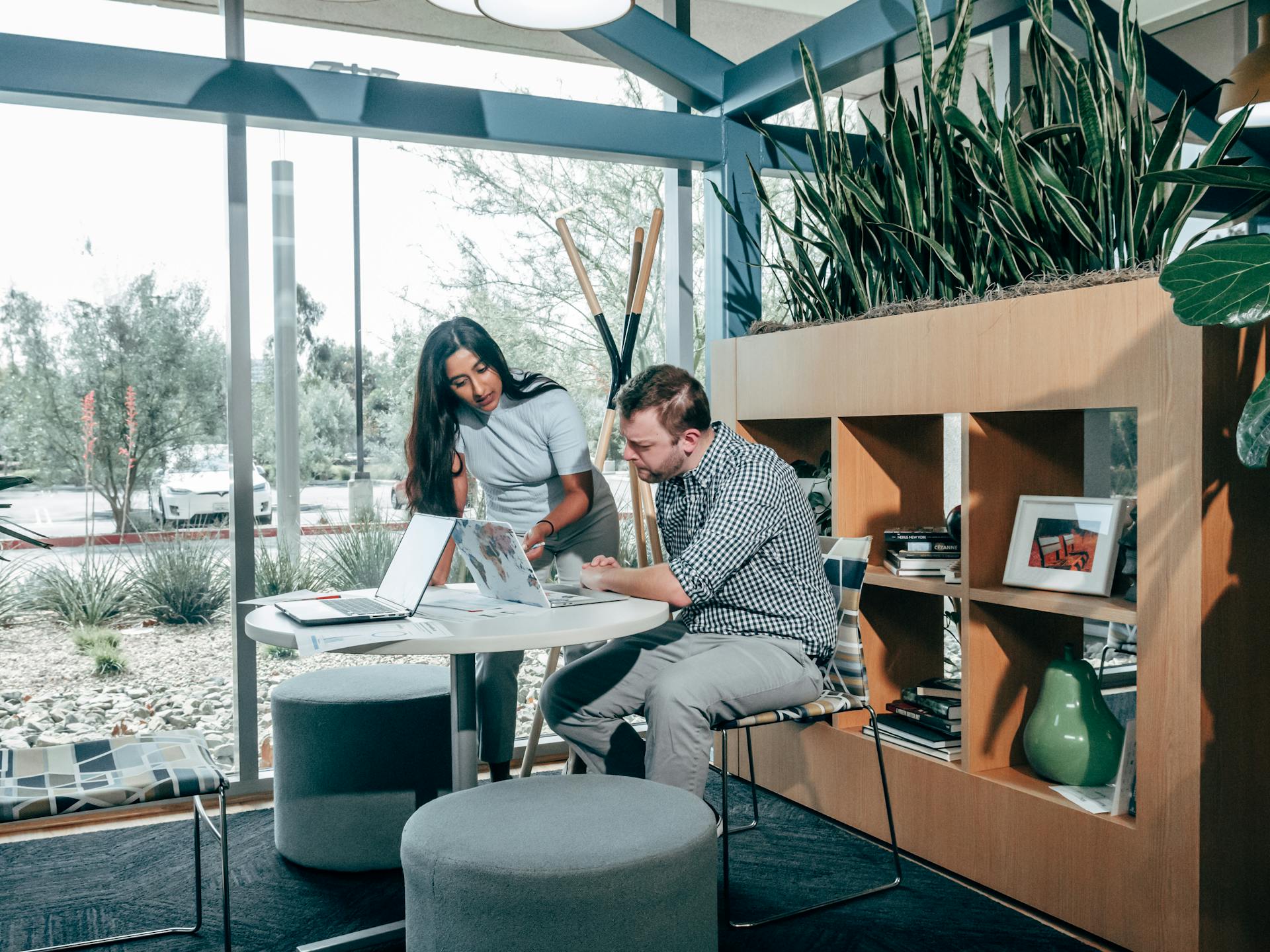 A man and woman discussing plans | Source: Pexels