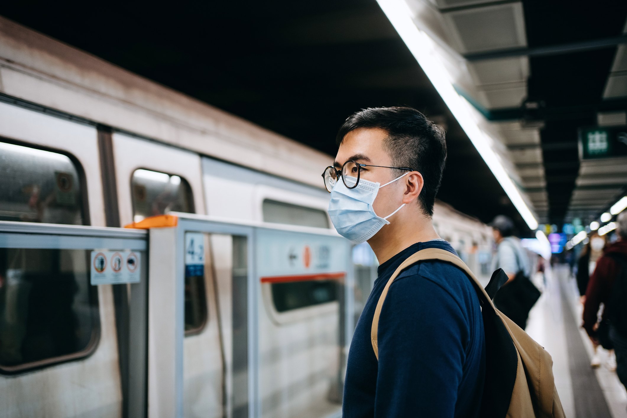 Joven protegiéndose del coronavirus con mascarilla en el metro.| Foto: Getty Images Joven protegiéndose del coronavirus con mascarilla en el metro.| Foto: Getty Images