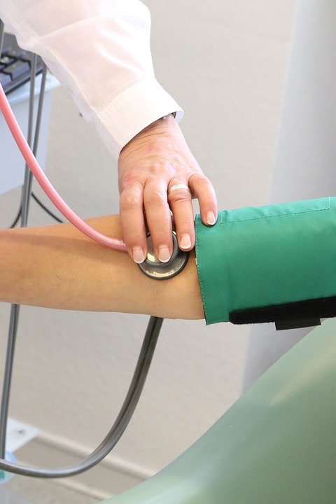 Doctor tomando la tensión de un paciente con estetoscopio. | Foto: Pixabay