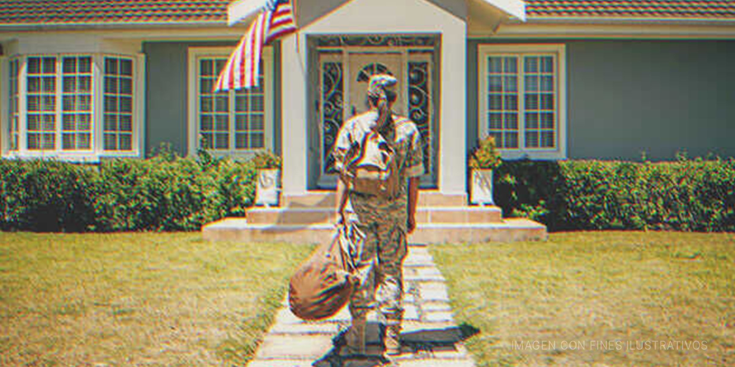 Una mujer soldado fuera de una casa. | Foto: Shutterstock