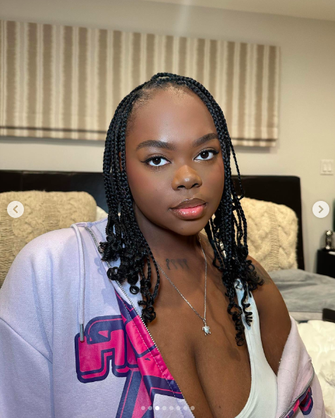 Cori Broadus posing for a picture while at home posted on January 30, 2024 | Source: Instagram/princessbroadus