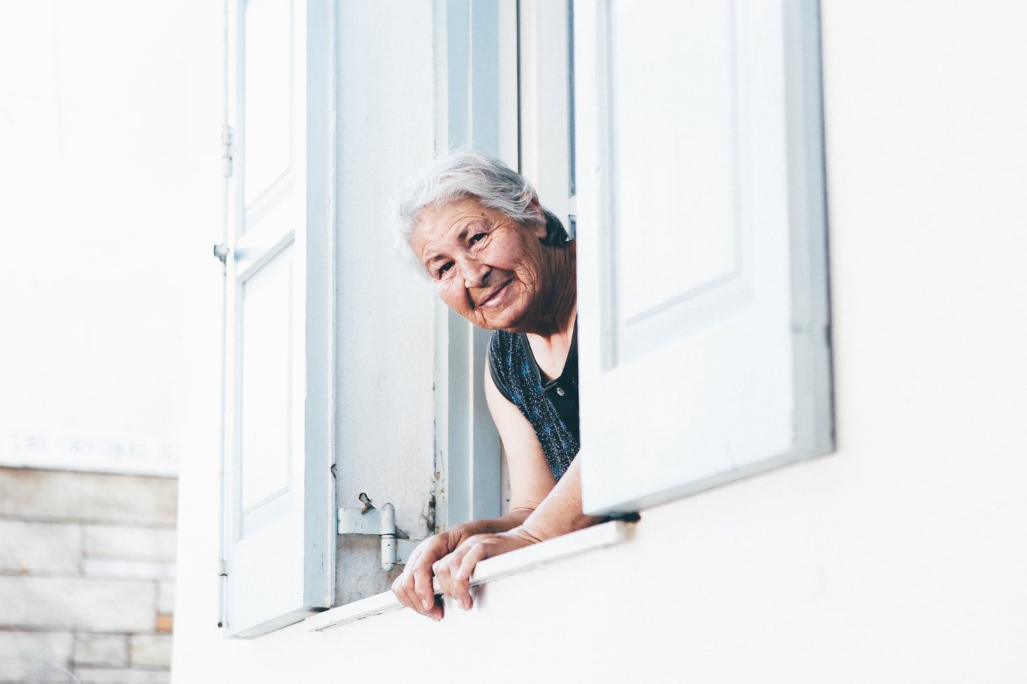 Anciana asomada por la ventana. | Foto: Unsplash