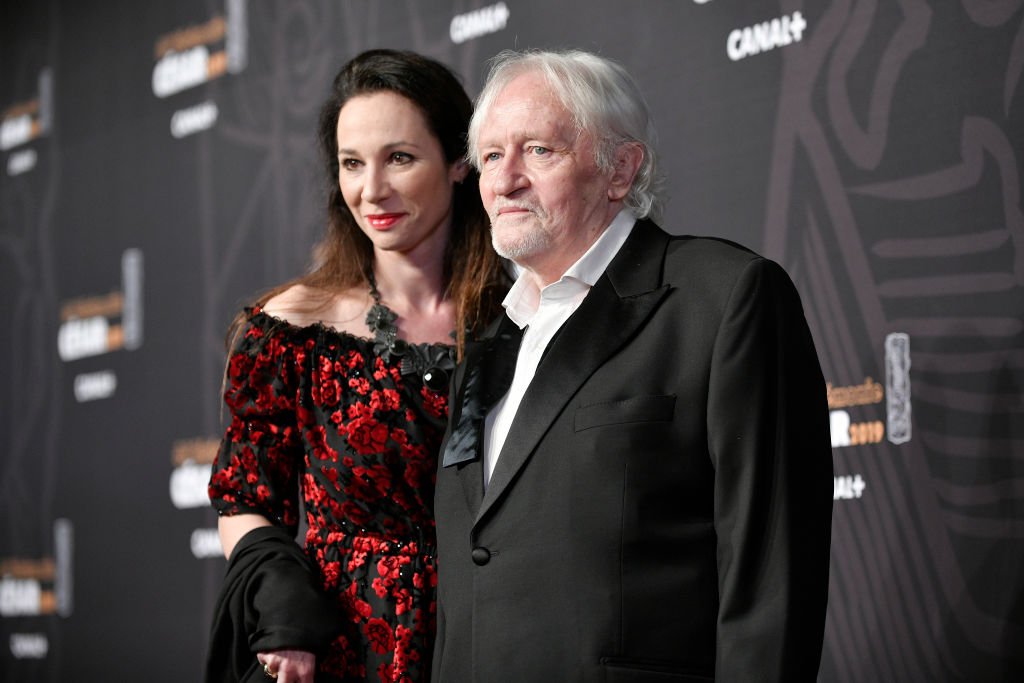 els Arestrup et sa compagne Isabelle Le Novel assistent aux César 2019 à la Salle Pleyel le 22 février 2019 à Paris, France. | Photo : Getty Images