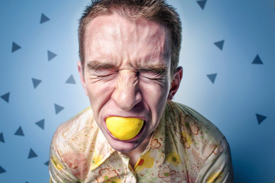 Hombre mordiendo limón / Imagen tomada de: Pixabay