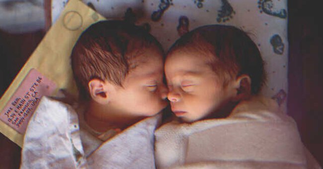 Dos bebes acostados | Foto: Shutterstock