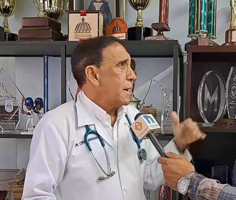 El Dr. Cruz Jiminián habla con el entrevistador. | Foto: facebook.com/Estarling Mateo Feliz