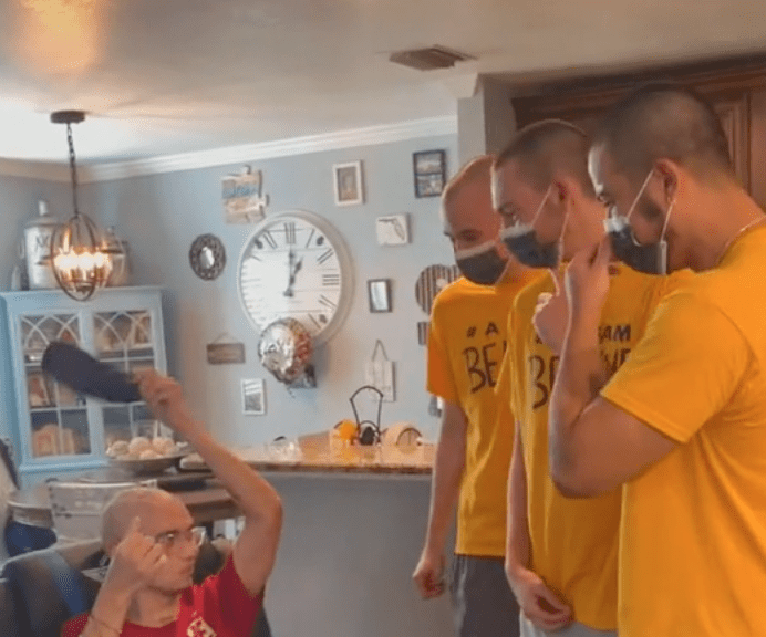 A man with cancer quickly removed his hat after seeing his friends' shaved heads | Photo: TikTok/ashtonpresleys