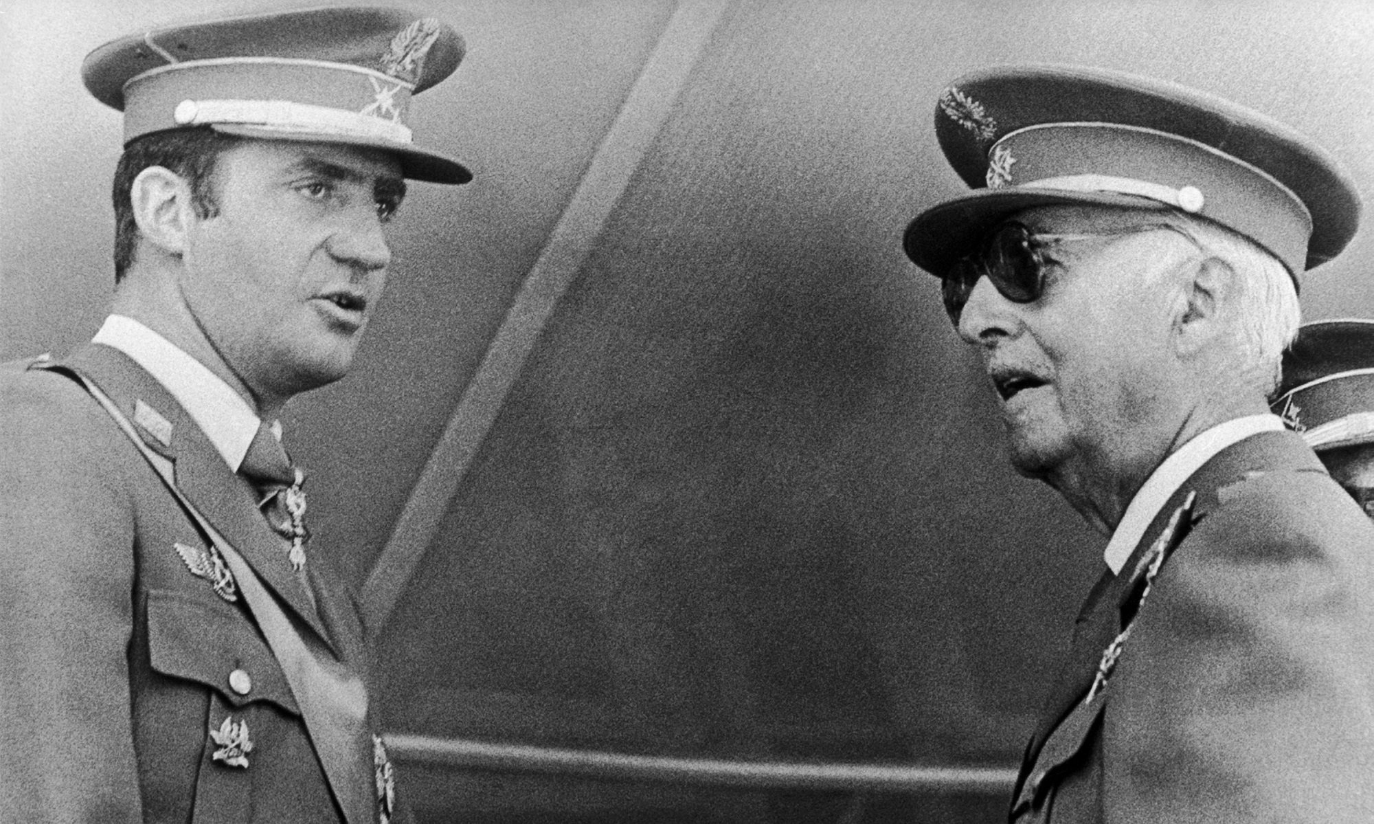 Príncipe Juan Carlos y General Francisco Franco en Madrid, en 1972. | Foto: Getty Images