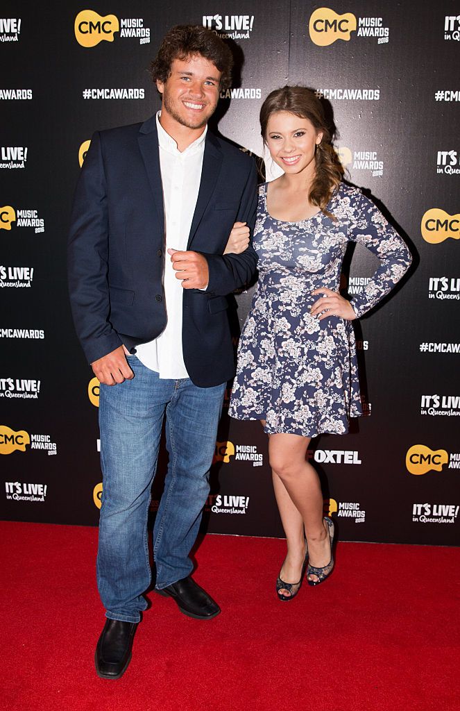 Chandler Powell and Bindi Irwin walk the red carpet at the Country Music Channel Awards held at the Queensland Performing Arts Centre on March 10, 2016, in Brisbane, Australia | Photo: Getty Images