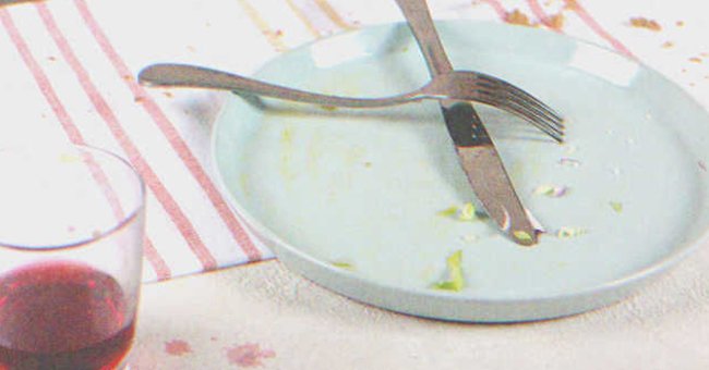 Cutlery in an empty plate | Photo: Shutterstock