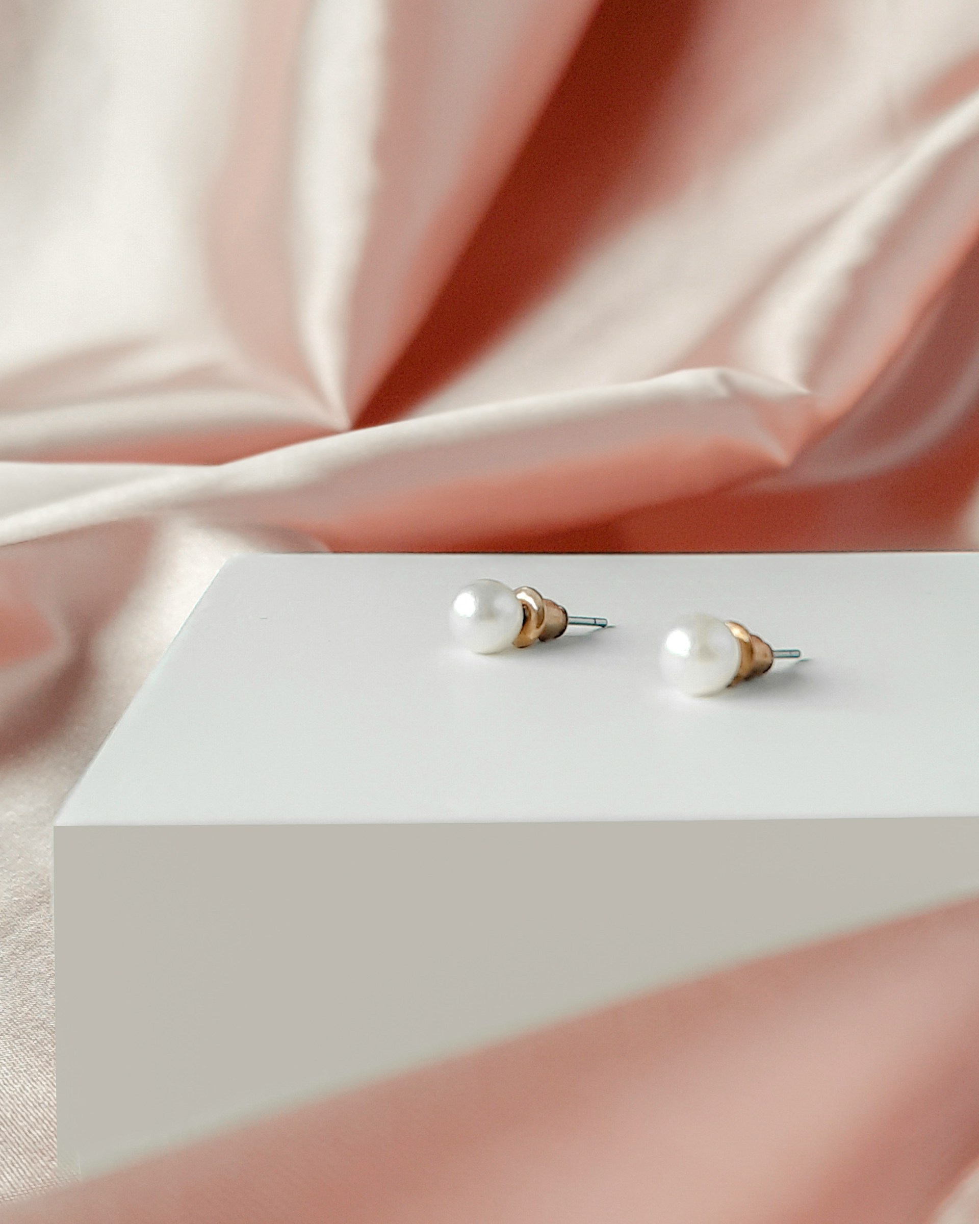 A pair of woman's earrings | Source: Unsplash