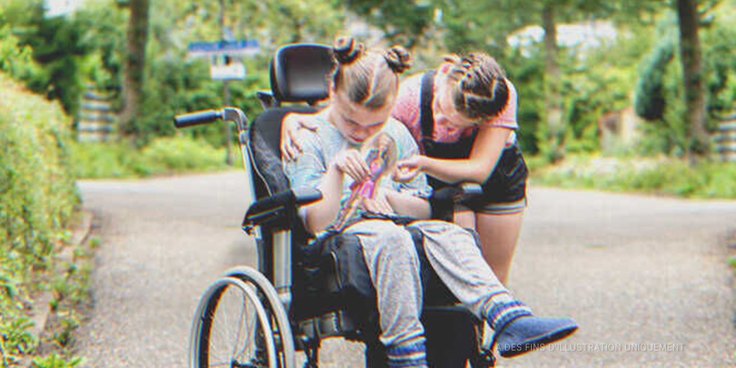 Une fille réconfortant une autre fille en fauteuil roulant | Source : Getty Images