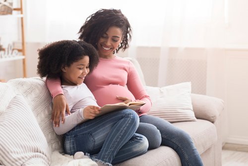Madre e hija leen un texto. | Foto: Shutterstock