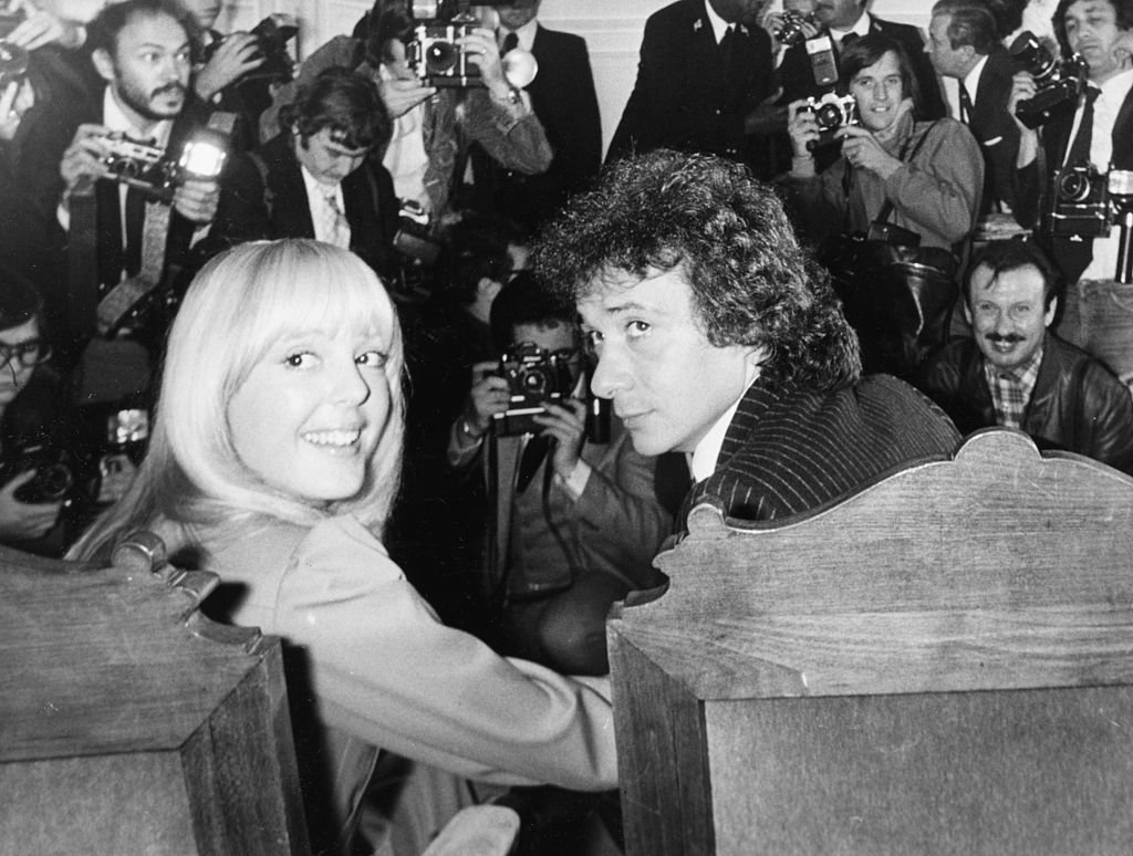 Portrait du musicien Michel Sardou et de son épouse, Elisabeth Haas, photographiés par la presse après leur mariage, France, 1977 | Source : Getty Images