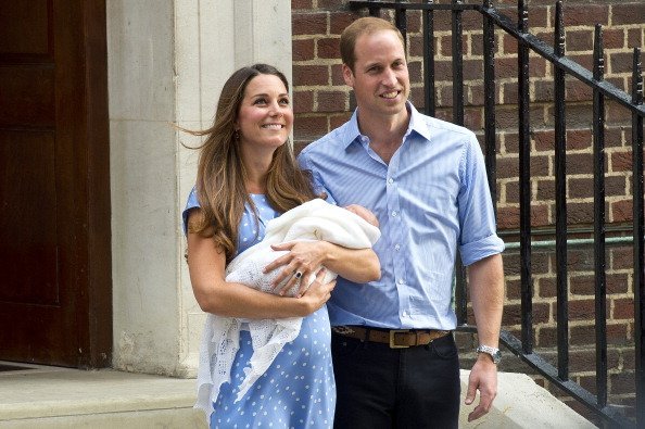 Kate and Prince William depart The Lindo Wing with their newborn son, Prince George at St Mary's Hospital on July 23, 2013, in London, England.| Source: Getty Images.