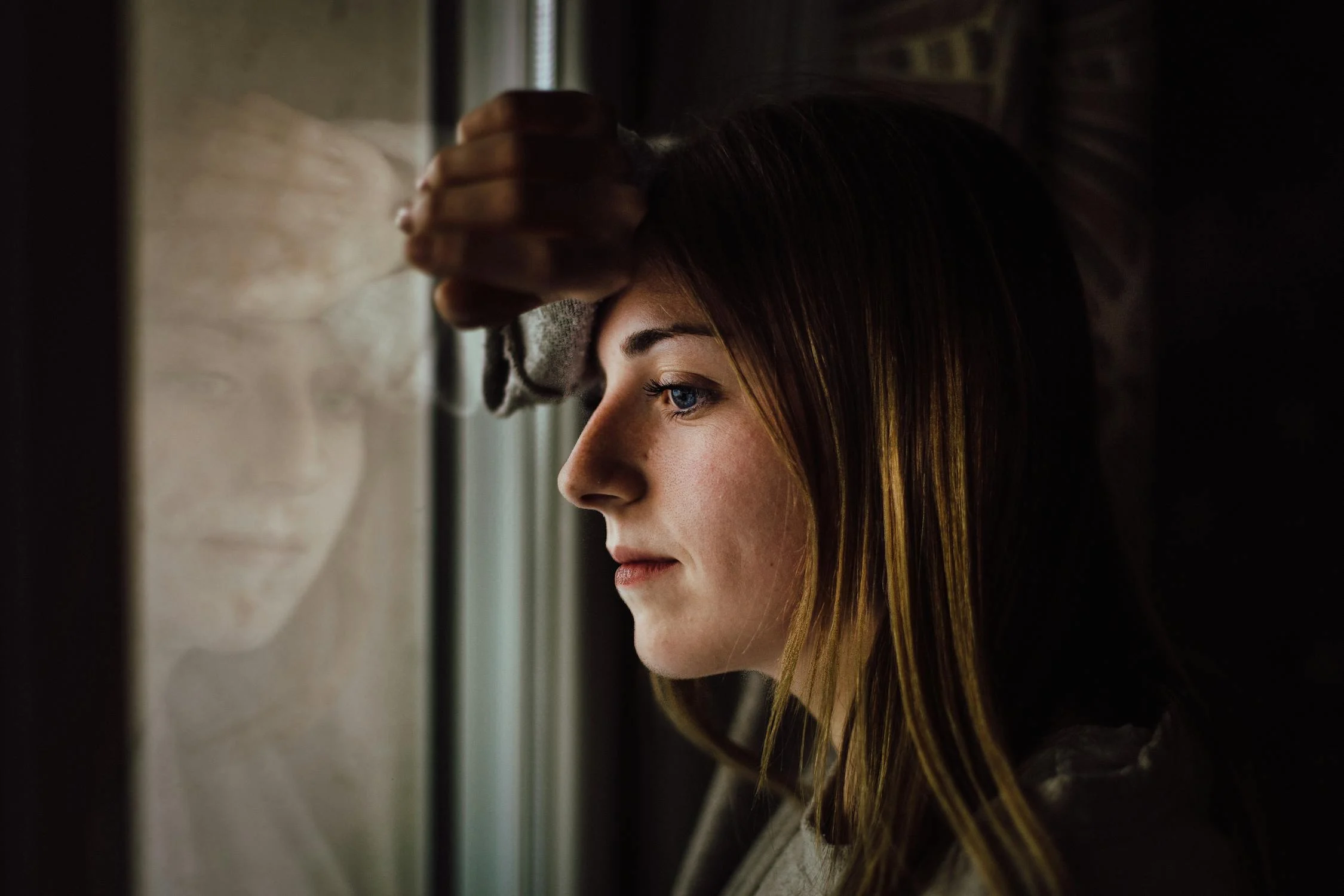 Een vrouw die uit het raam kijkt | Bron: Pexels