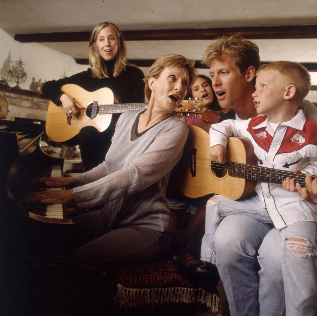 Cloris Leachman poses for exclusive portraits at home with her children and grandchildren in Los Angeles, August 2000. | Source: Getty Images
