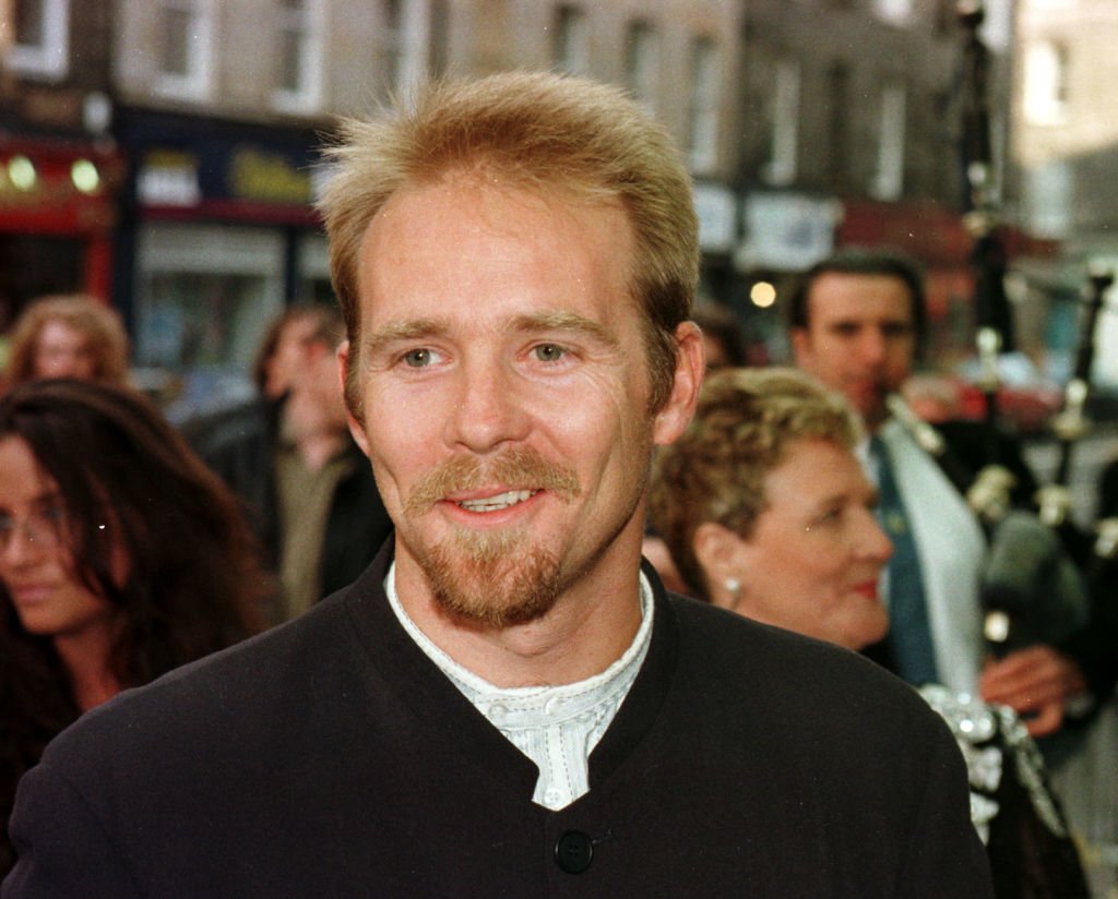 El actor Jason Connery en Edimburgo para el estreno de Macbeth el 7 de mayo de 1997. | Foto: Getty Images
