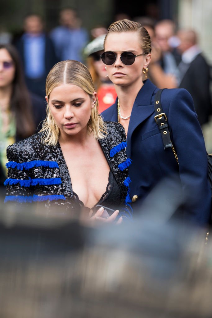 Ashley Benson et Cara Delevingne en septembre 2018 à Paris. l Source : Getty Images Ashley Benson et Cara Delevingne en septembre 2018 à Paris. l Source : Getty Images