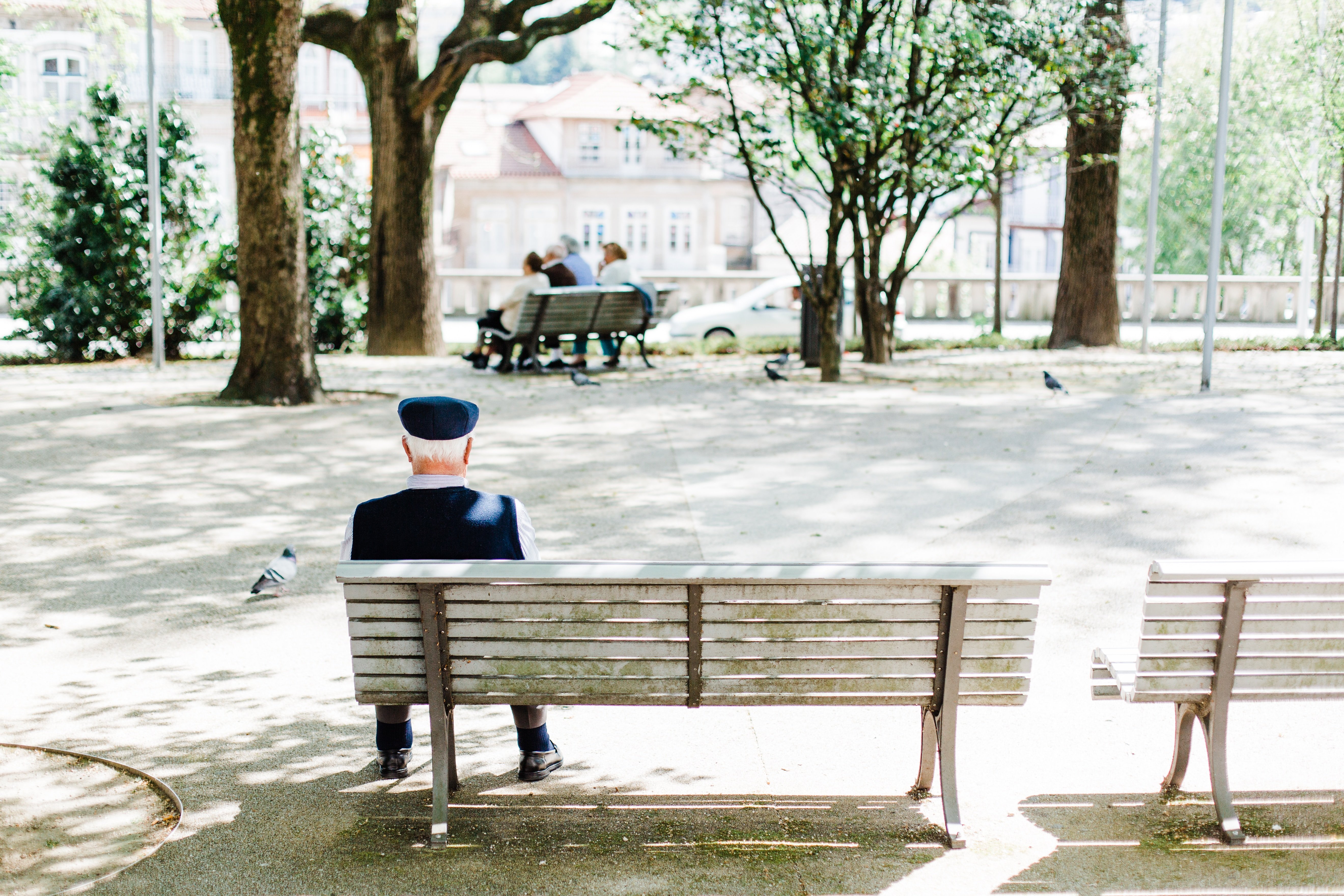 An old man sitting alone on a bench. | Source: Unsplash.com
