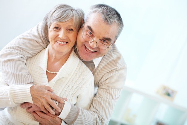 Un couple de personnes âgées heureux. | Crédit d'image: Freepik