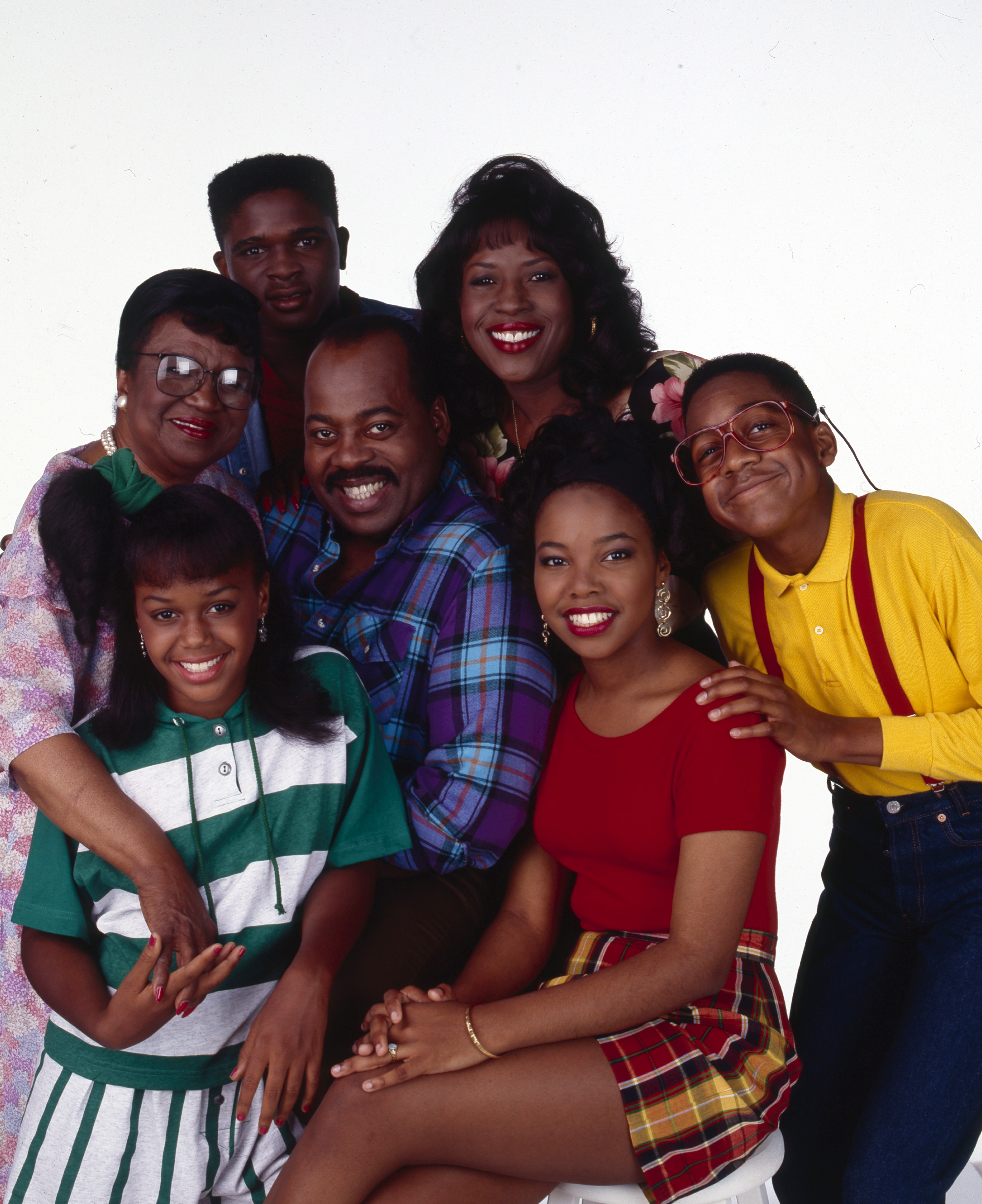Jaimee Foxworth, Rosetta Lenoire, Darius McCrary, Reginald Veljohnson, Jomarie Payton, Kellie Shanygne Williams, and Jaleel White photographed in 1992 | Source: Getty Images