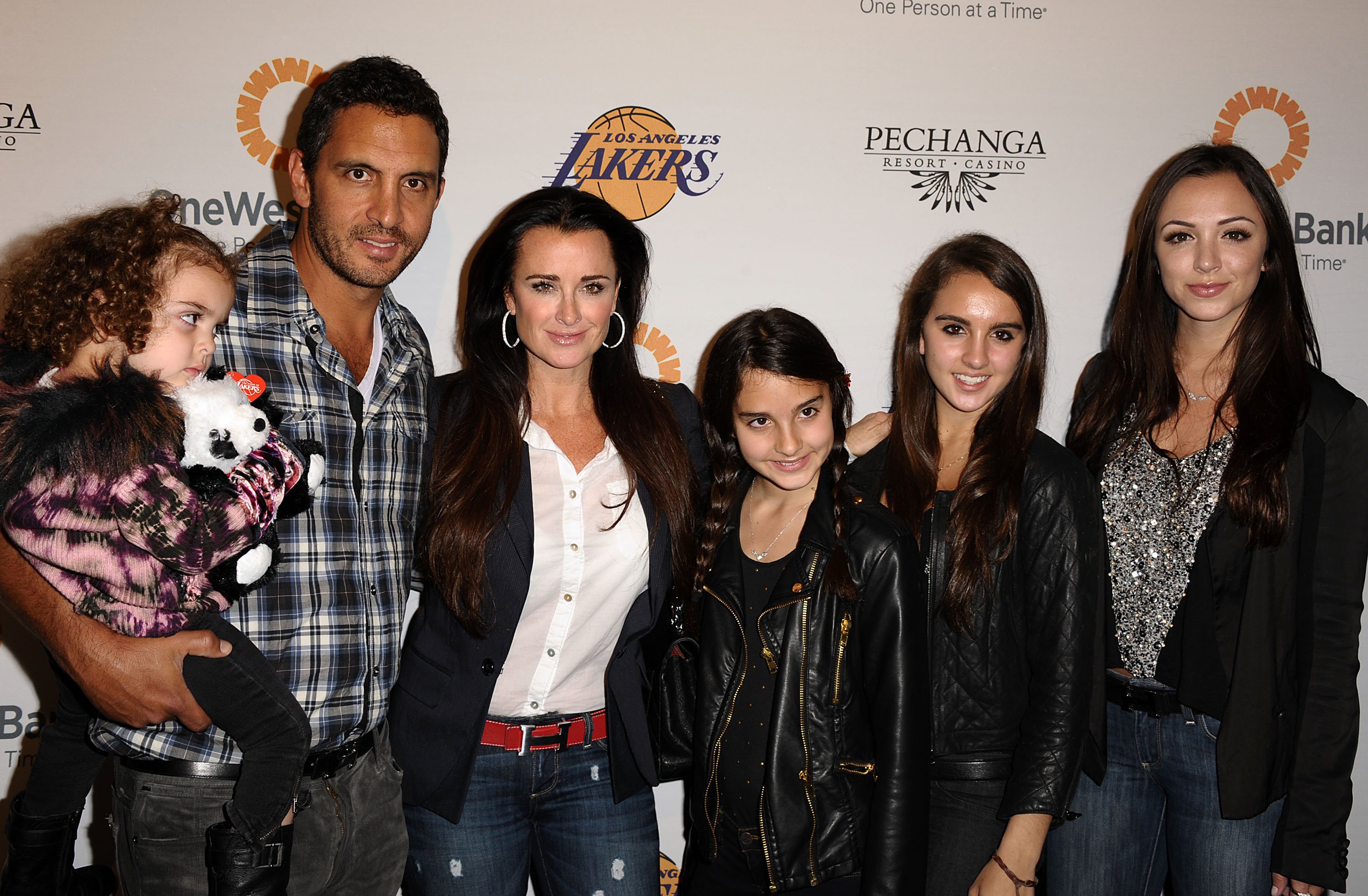 Kyle Richards and Mauricio Umansky with daughters Portia Umansky, Sophia Umansky, Alexia Umansky and Farrah Aldjufrie attend the Lakers casino night at Staples Center on April 3, 2011 in Los Angeles, California. | Source: Getty Images