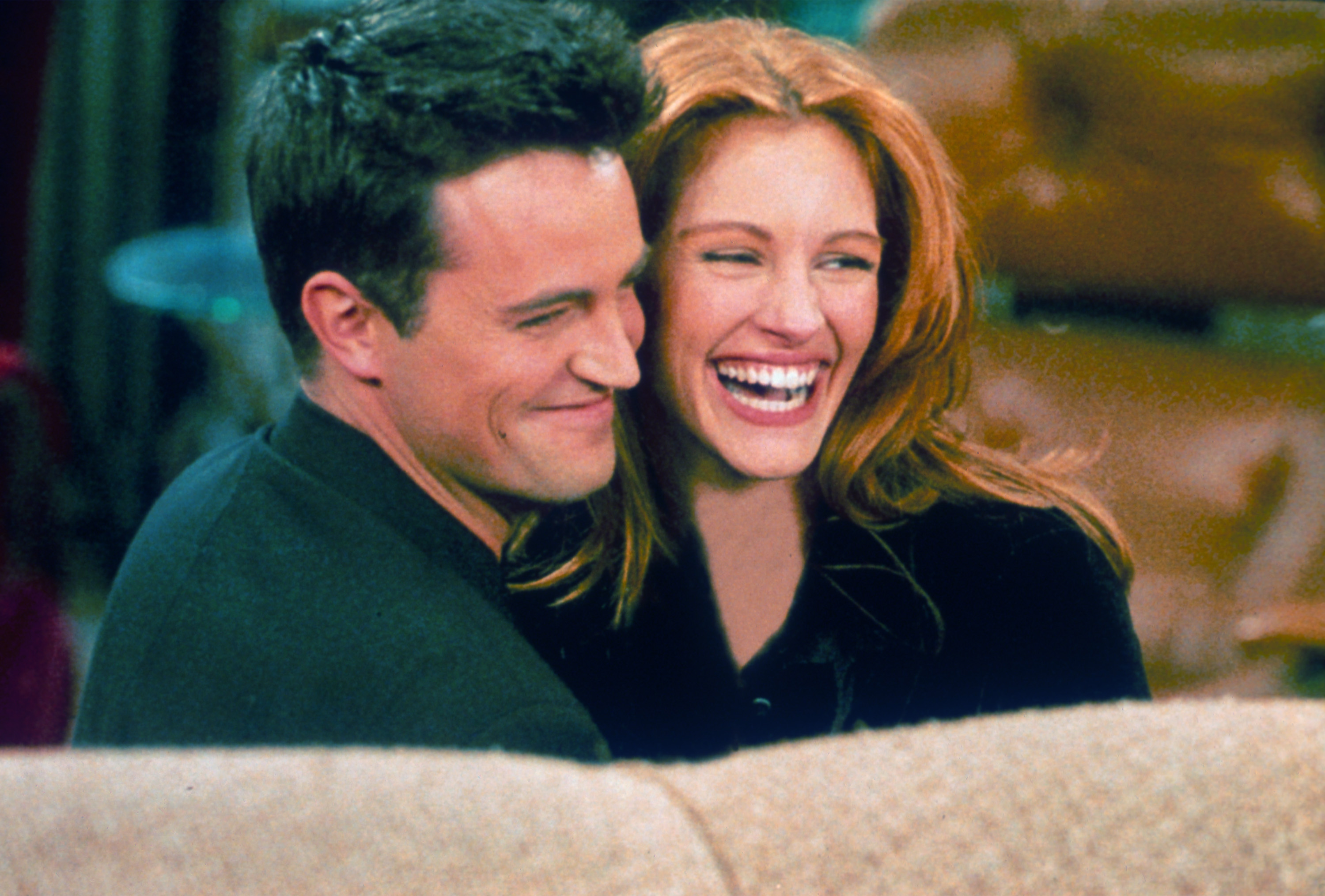 Matthew Perry and Julia Roberts hug each other on the set of "Friends." | Source: Getty Images