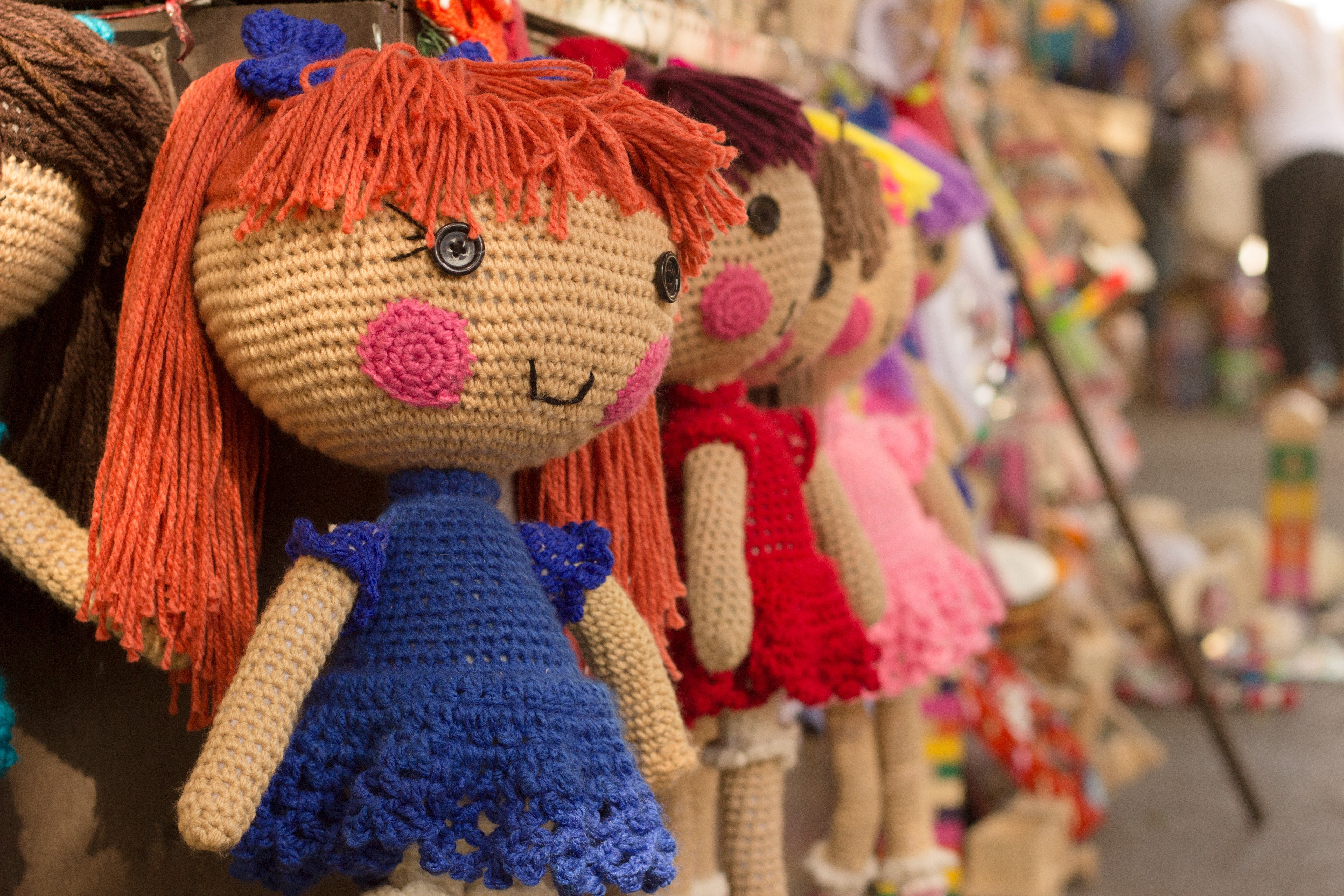 Muchas muñecas tejidas y de colores. | Foto: Pexels