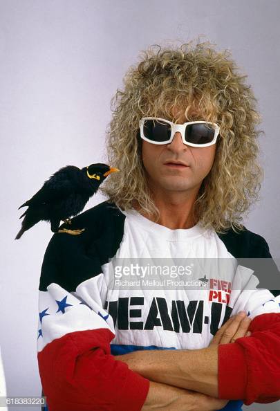 La photo du chanteur et compositeur français Michel Polnareff avec l'oiseau Myna |Source: Getty Images/Global Ukraine