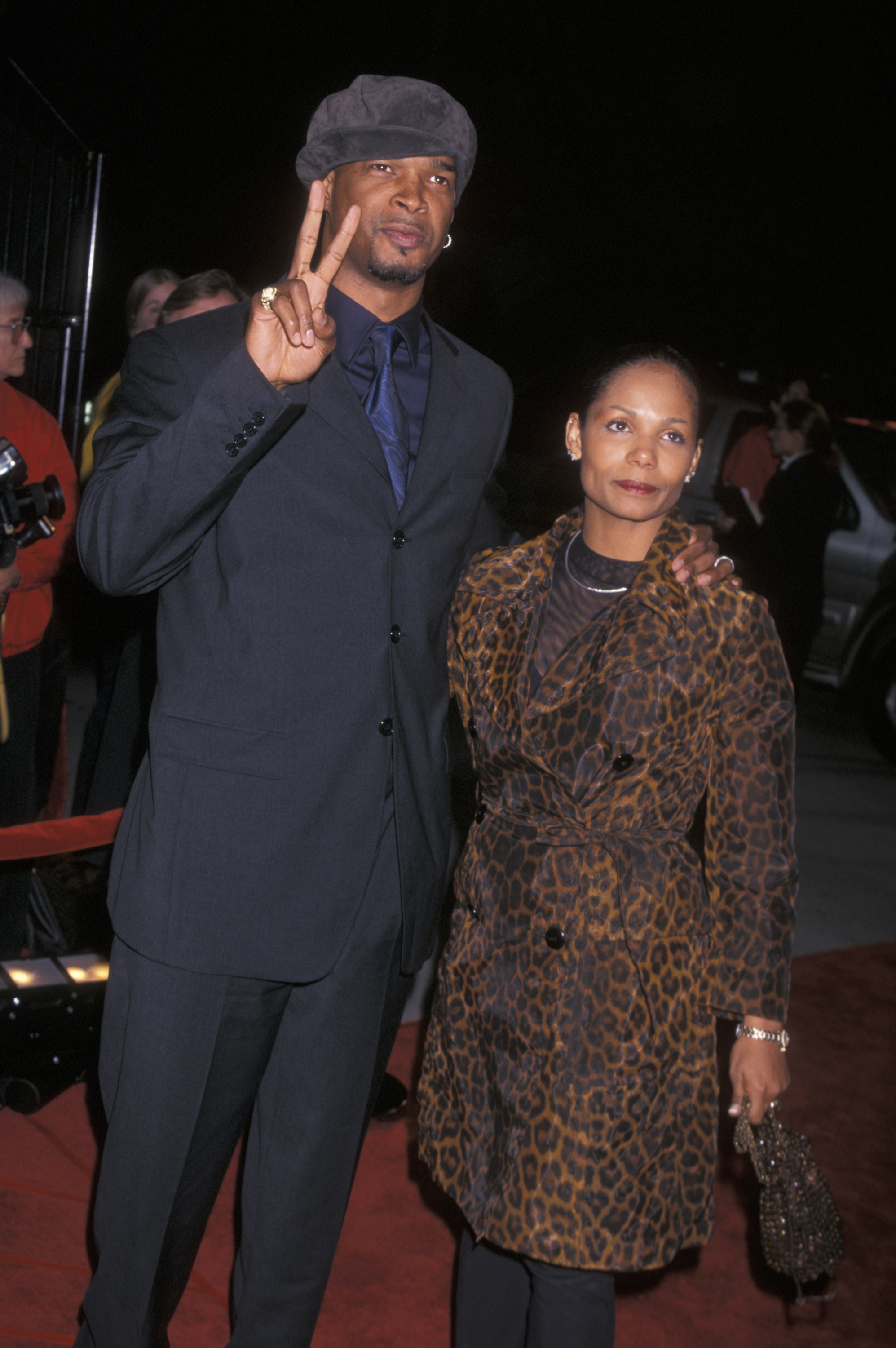Actor Damon Wayans and wife Lisa Thorner on February 22, 1998 at the Shrine Auditorium in Los Angeles, California. | Source: Getty Images