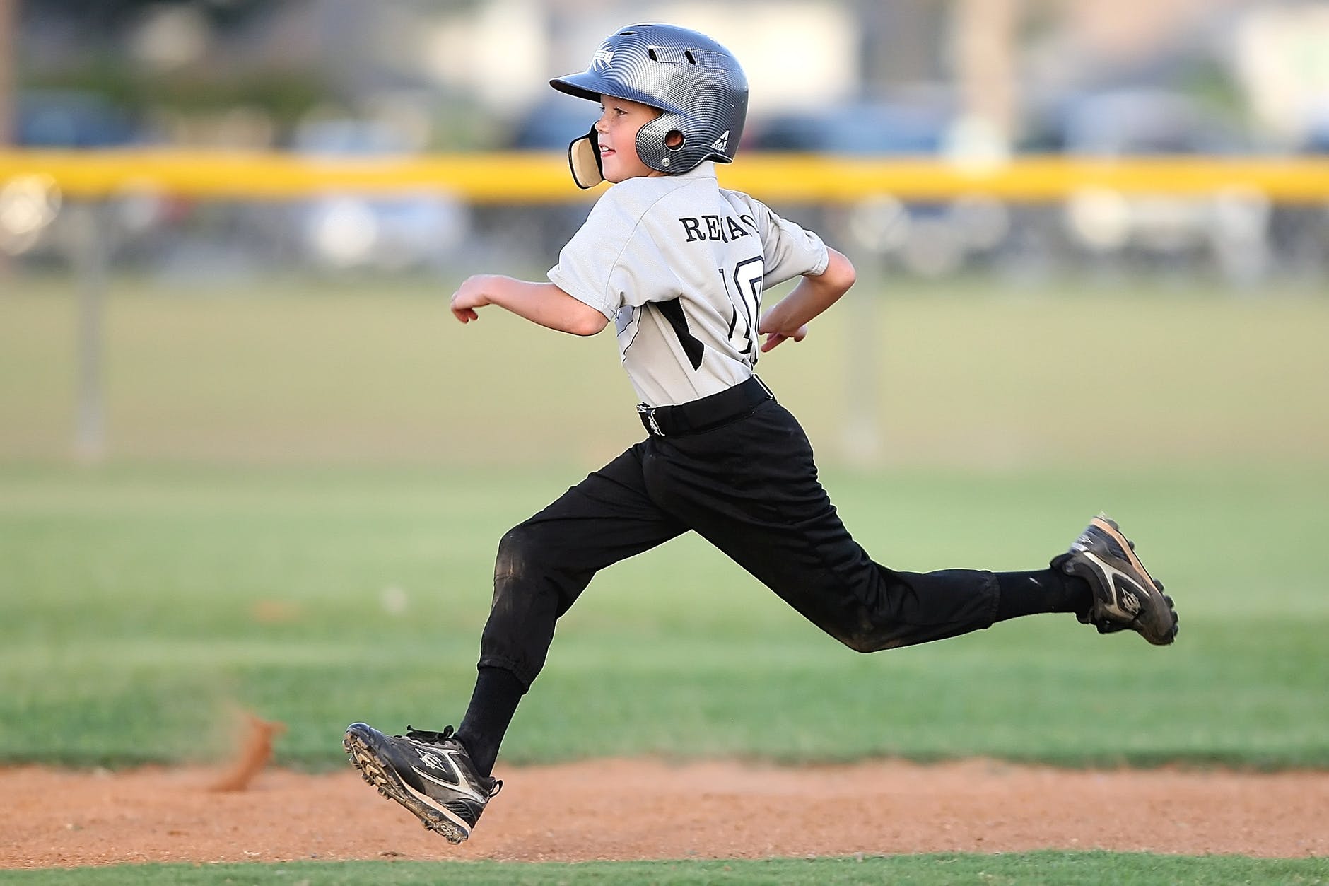 Niño jugando béisbol. | Foto: Pexels