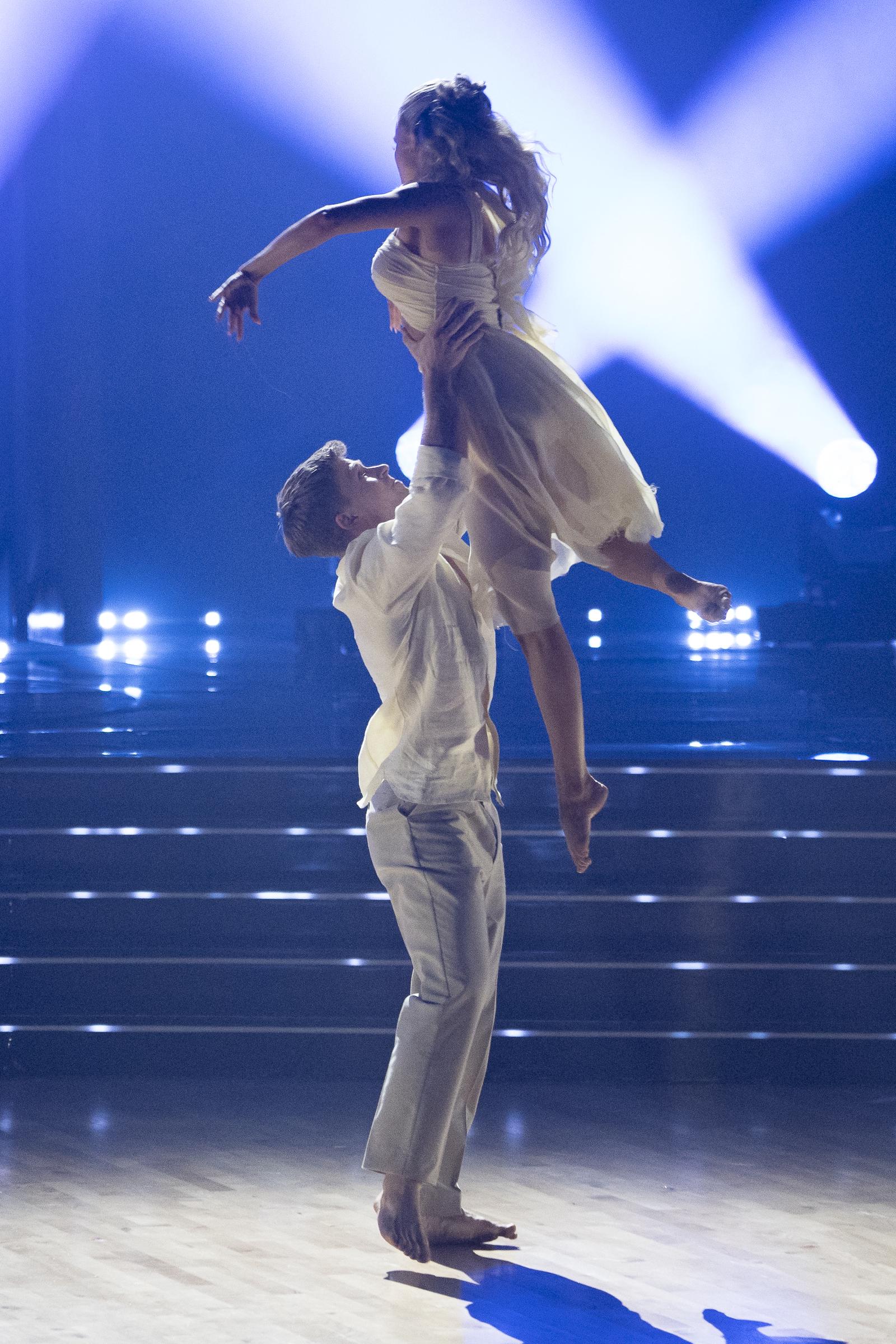 Robert Irwin lifts Witney Carson during one of their routines on "DWTS" on October 14, 2025. | Source: Getty Images