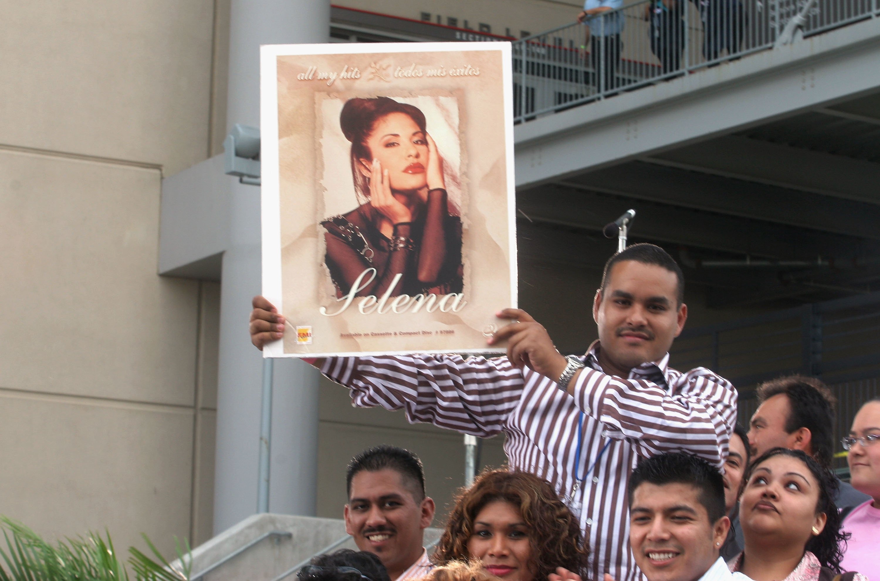 Fans de Selena esperan el concierto tributo "Selena Vive" el 7 de abril de 2005 en Reliant Stadium, Houston, Texas, EEUU. || Fuente: Getty Images Fans de Selena esperan el concierto tributo "Selena Vive" el 7 de abril de 2005 en Reliant Stadium, Houston, Texas, EEUU. || Fuente: Getty Images