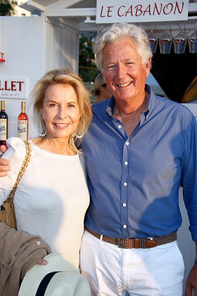 Le présentateur TV Pierre Dhostel et son épouse Carole Bellemare participent au "Trophée de la Pétanque Gastronomique". | Photo : Getty Images. Le présentateur TV Pierre Dhostel et son épouse Carole Bellemare participent au "Trophée de la Pétanque Gastronomique". | Photo : Getty Images.
