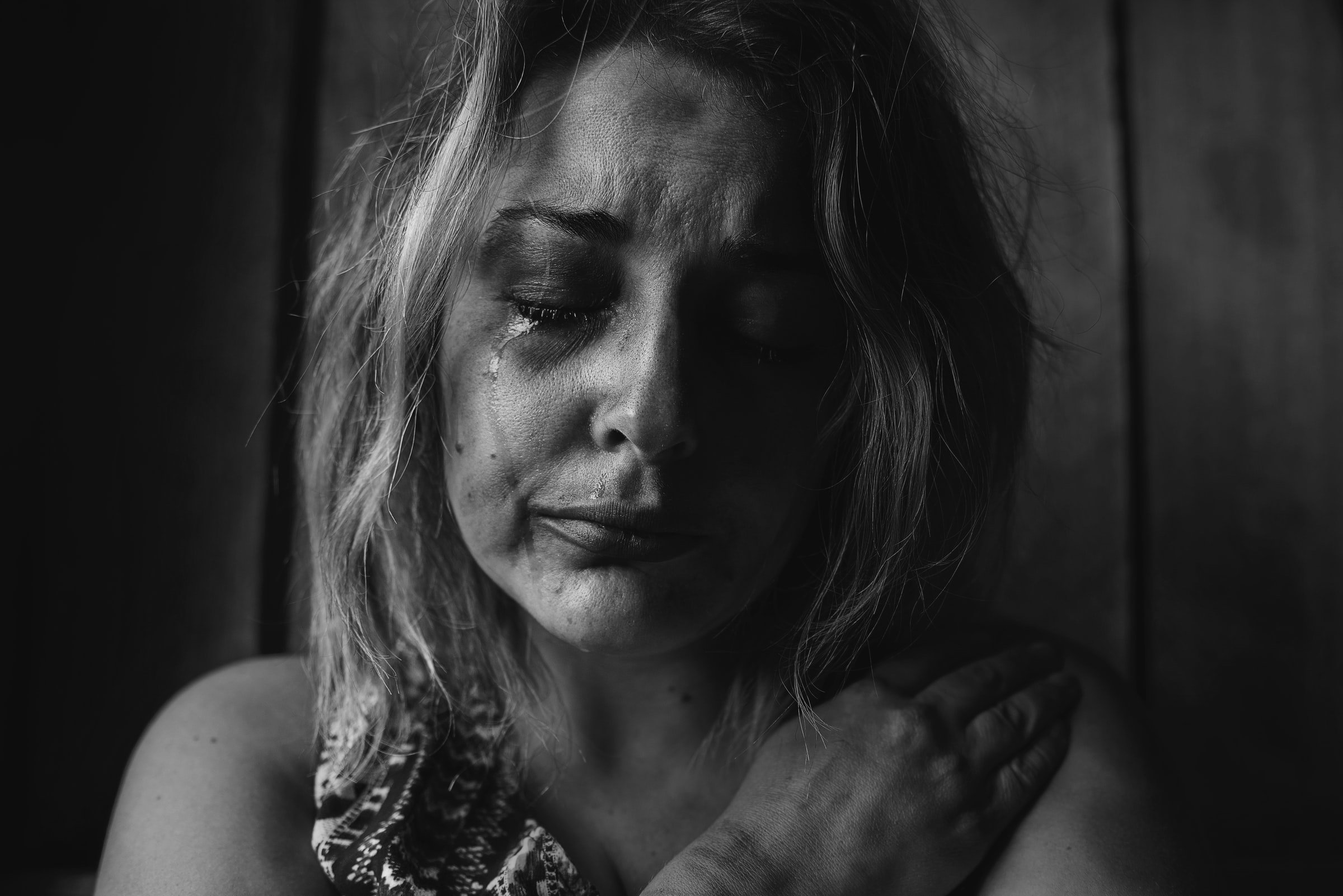 Nahaufnahme einer weinenden Frau. | Quelle: Unsplash