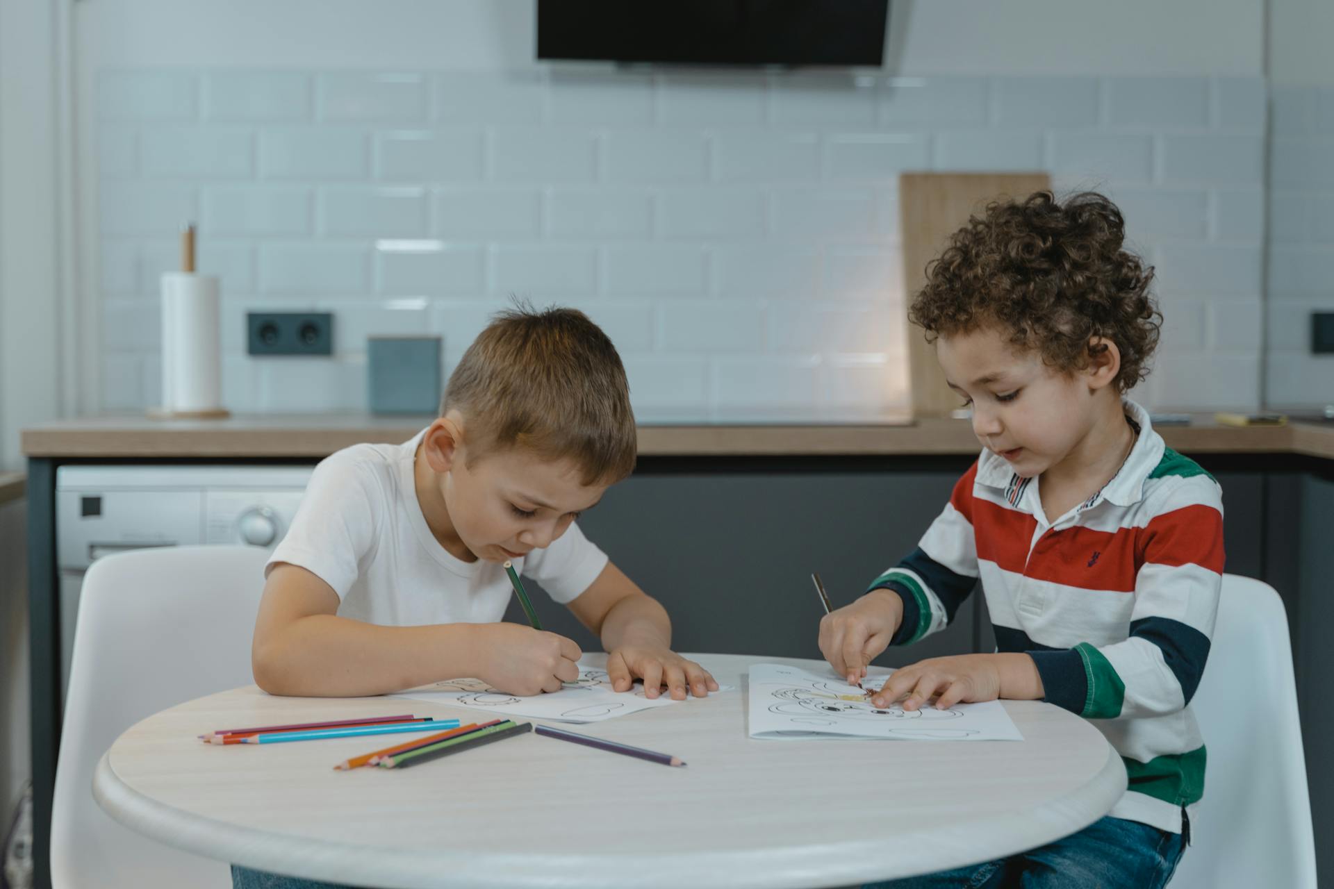 Children drawing on paper | Source: Pexels