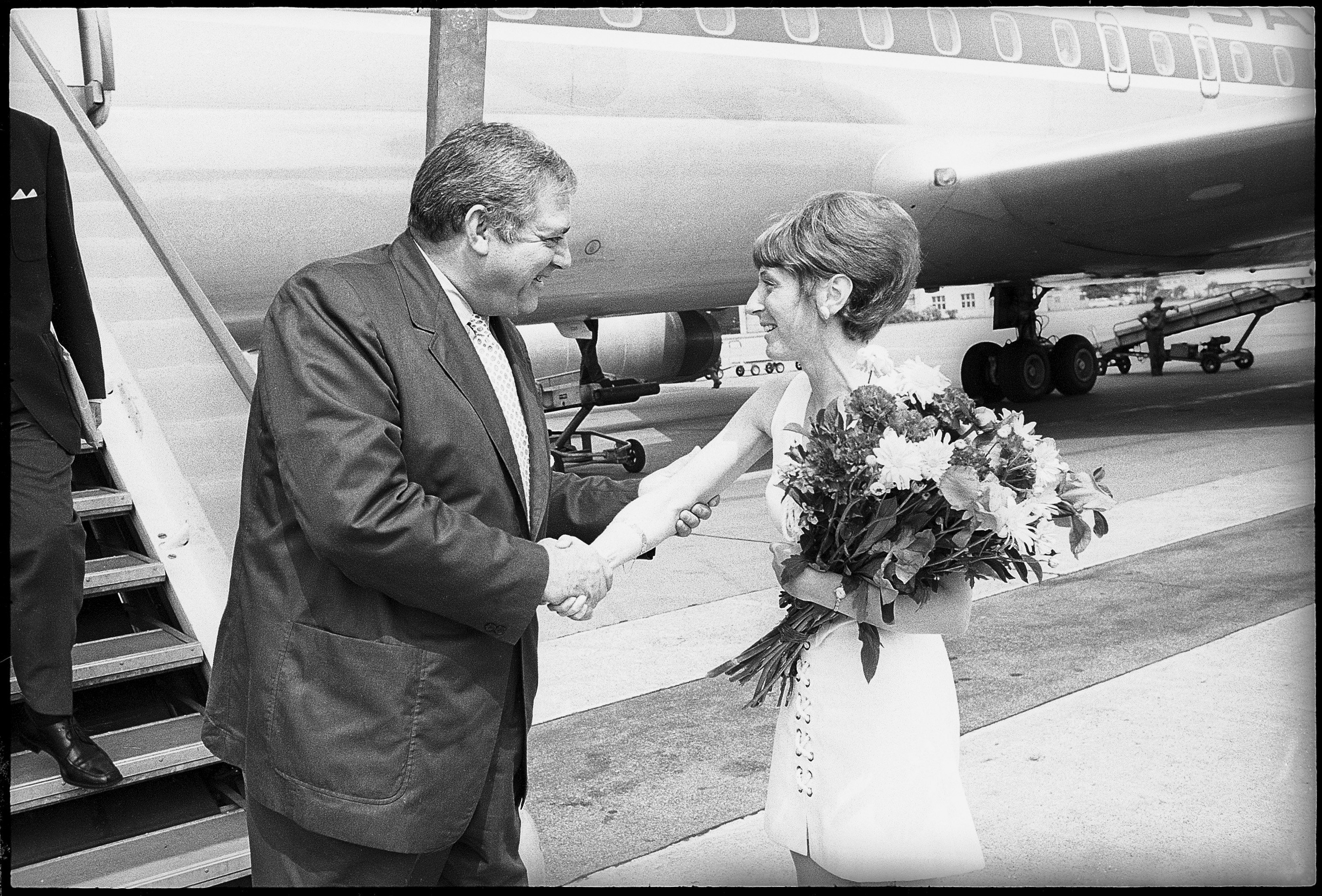 Raymond Burr pictured shaking hands with an unknown woman in der Schweiz 1970. | Source: Getty Images