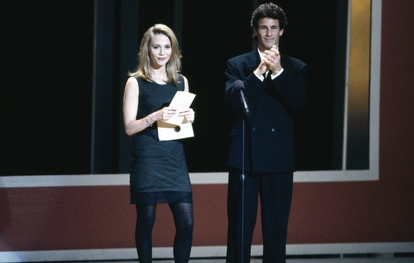 Peggy Lipton und Michael Ontkean auf der Bühne bei den 42. Primetime Emmy Awards am 16. September 1990 im Pasadena Civic Auditorium, Pasadena, Kalifornien | Quelle: Getty Images